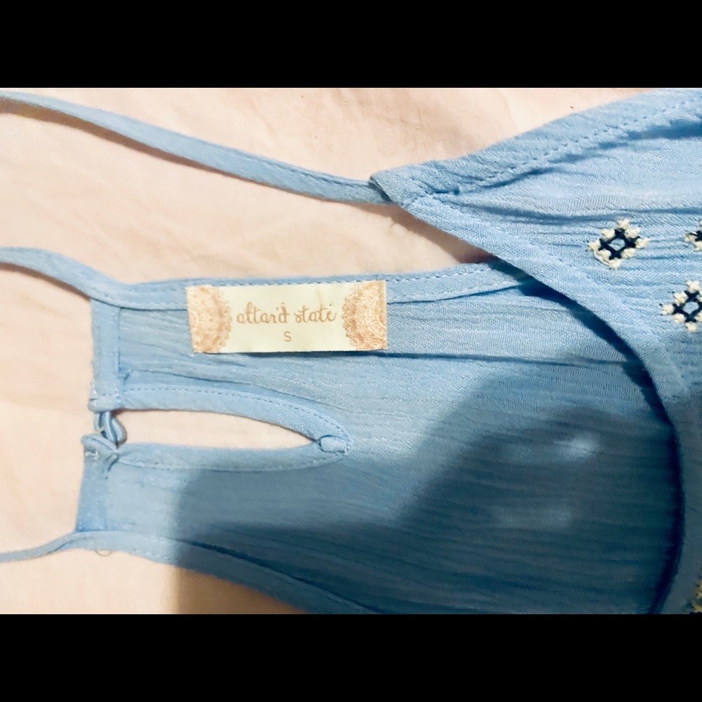 Super cute tank the color is so cute on